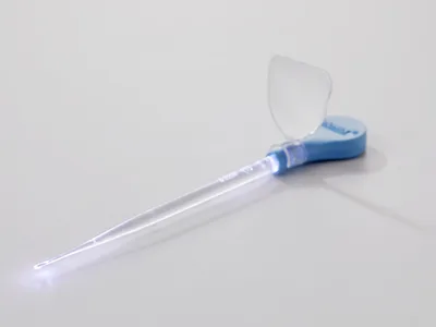 Lingură infantilă iluminată cu lentilă și iluminator LED