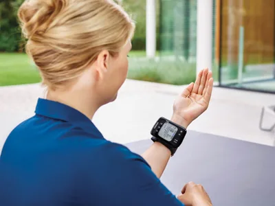 OMRON RS7 INTELLI IT HEM-6232T-E - măsurare pe încheieturi